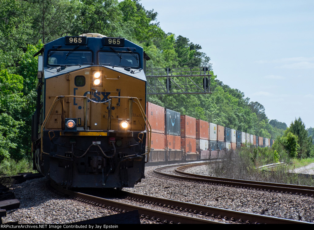 CSX 965 leads I026 (Jacksonville to Chicago) round the bend at Callahan